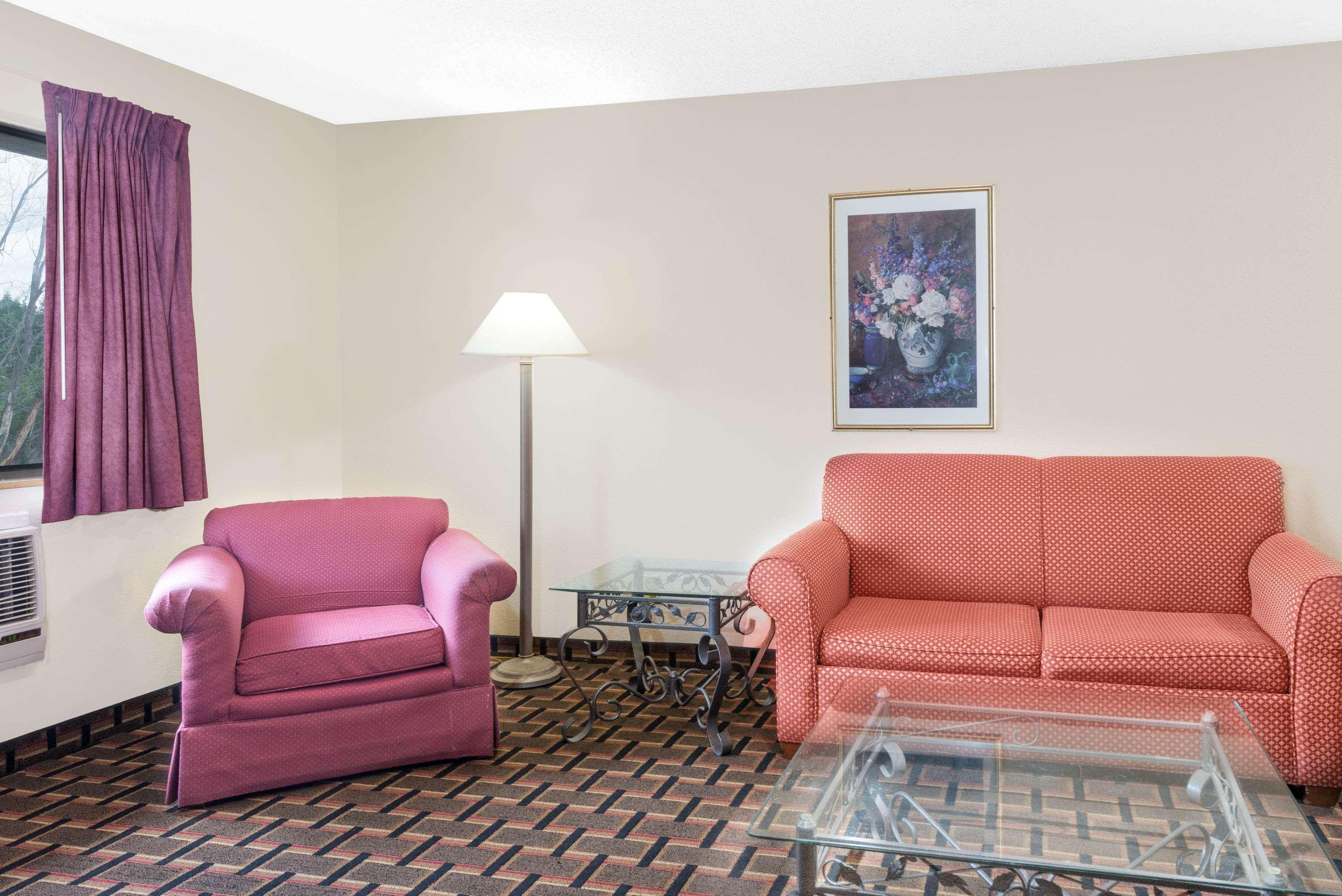 Super 8 By Wyndham Kent/Akron Area Екстер'єр фото