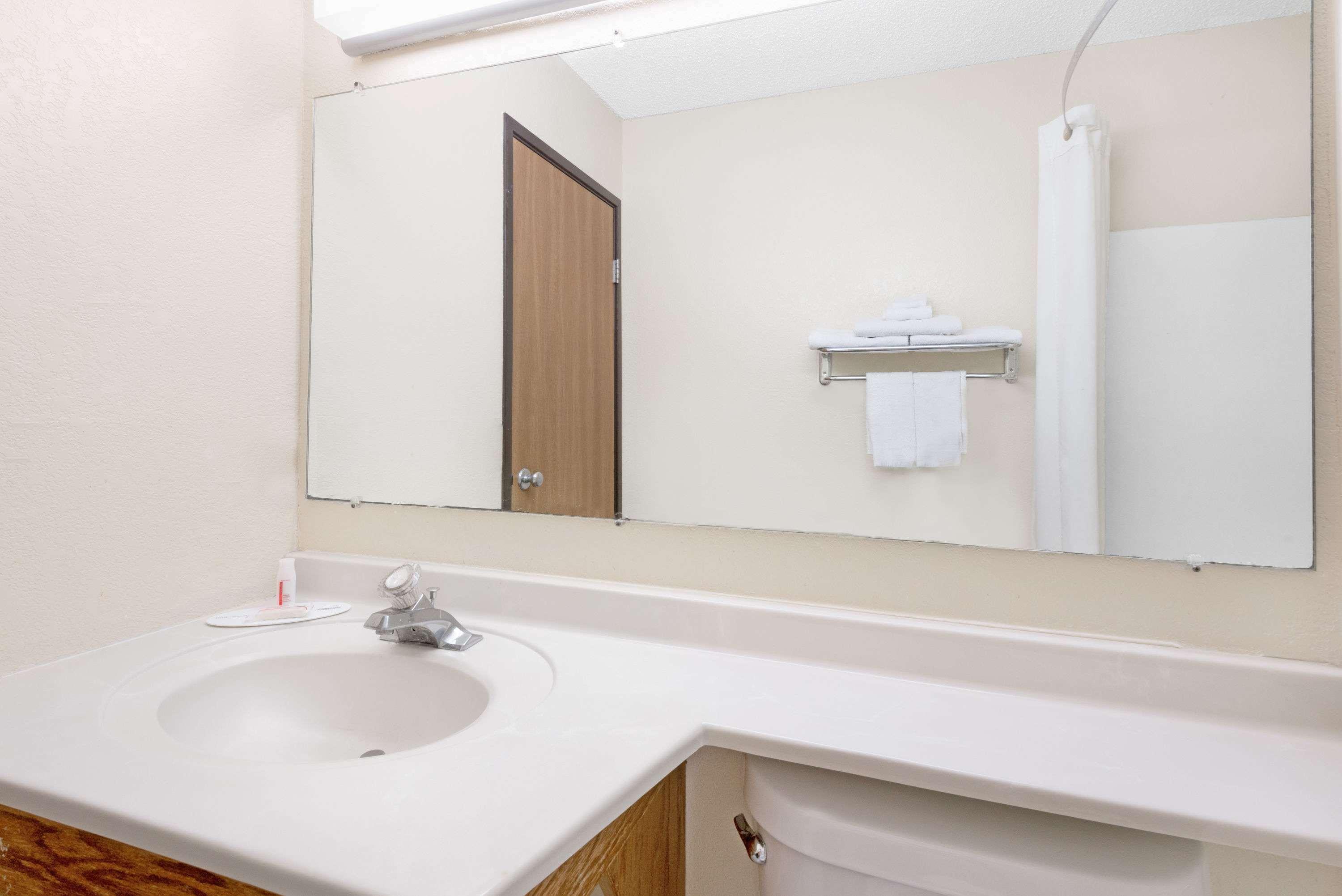 Super 8 By Wyndham Kent/Akron Area Екстер'єр фото