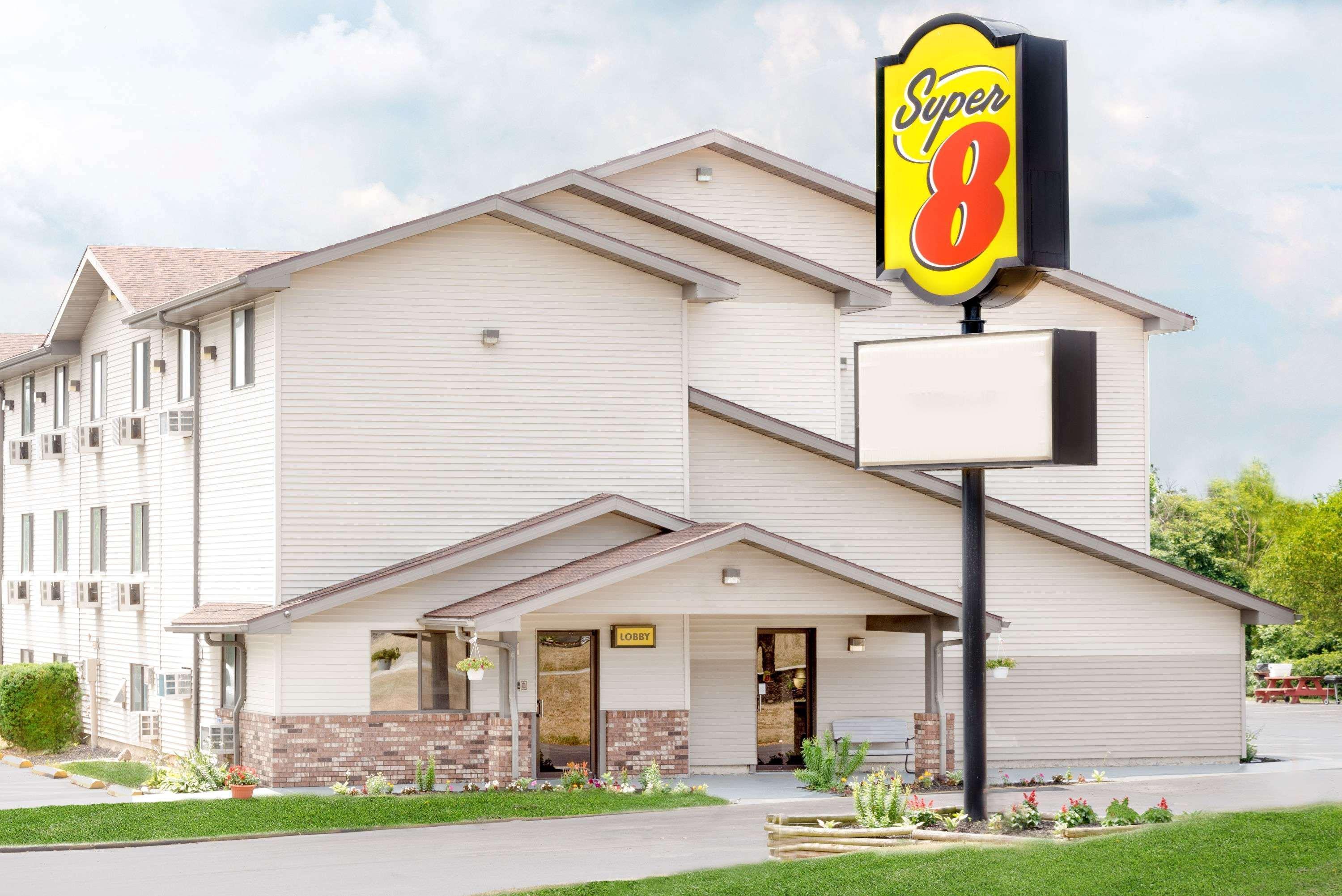 Super 8 By Wyndham Kent/Akron Area Екстер'єр фото
