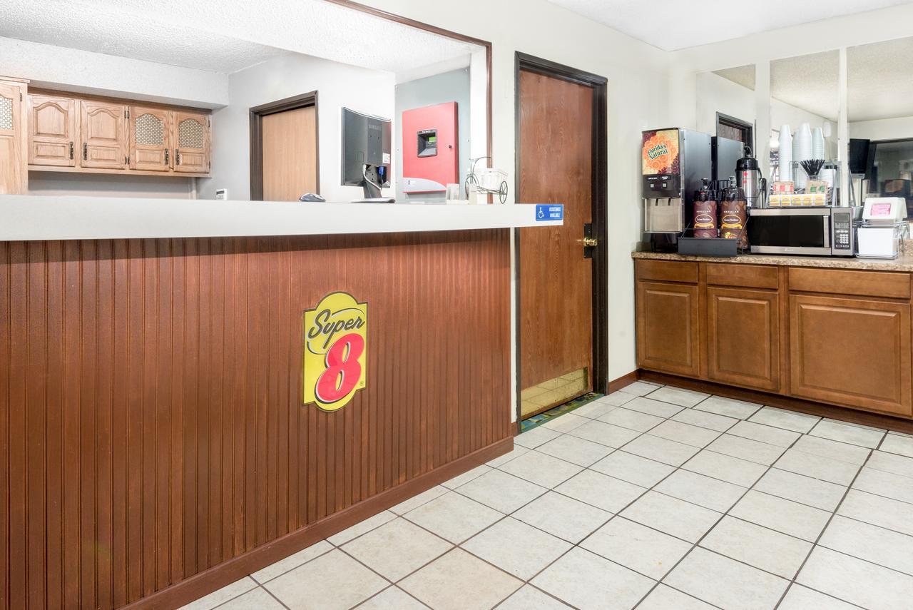 Super 8 By Wyndham Kent/Akron Area Екстер'єр фото