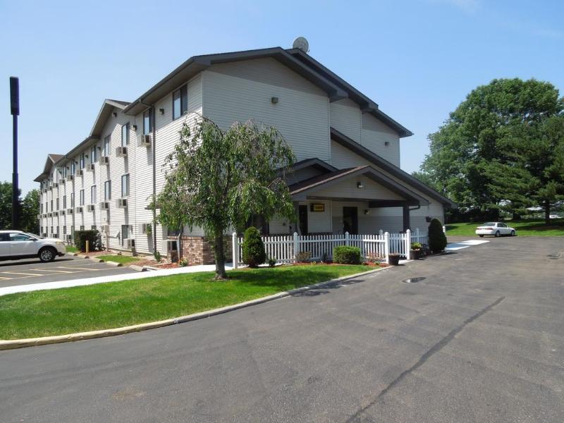 Super 8 By Wyndham Kent/Akron Area Екстер'єр фото